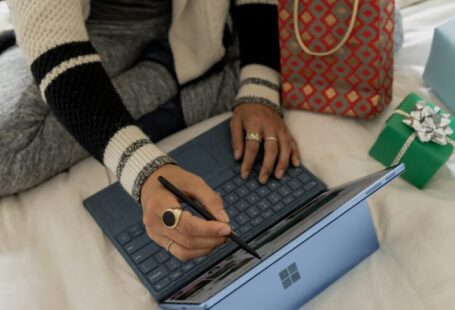 girl with laptop choosing gifts