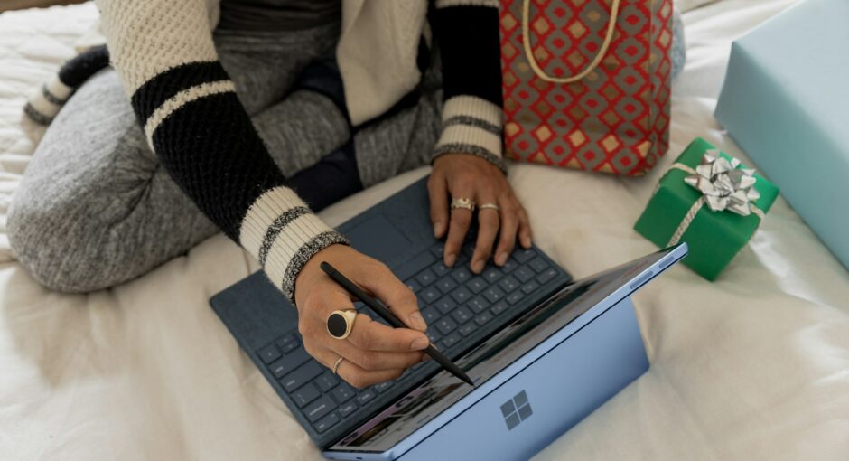 girl with laptop choosing gifts